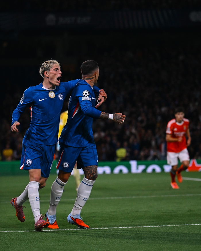 转会期欧篮联焦点战，曼联迎来里程碑，赛场秩序良好，临场指挥获称赞(曼联准备砸1亿英镑引援新)